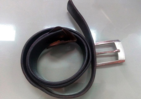 
D&acirc;y thắt lưng Tuấn d&ugrave;ng đ&aacute;nh nam sinh 15 tuổi. Ảnh: A.X
