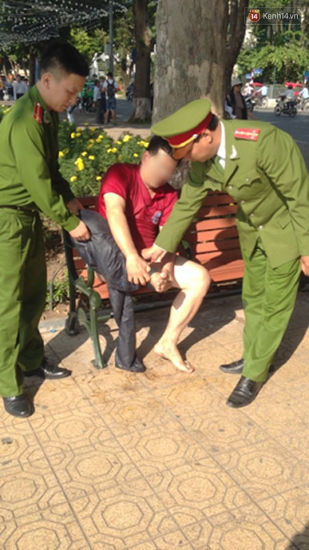 Sau đ&oacute; gi&uacute;p người n&agrave;y mặc lại quần.