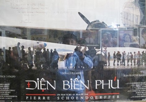Tấm áp phích phim Điện Biên Phủ có đề tựa và chữ ký của đạo diễn nổi tiếng Pierre Schoendoerffer.