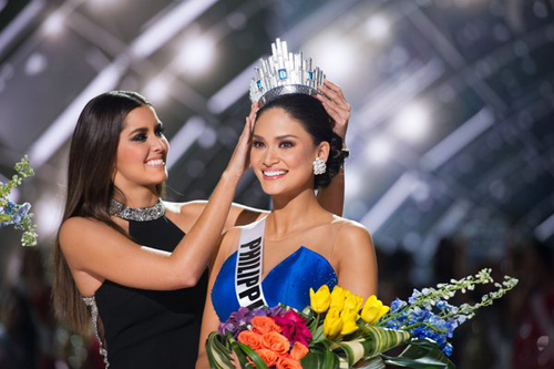 Theo Perez Hilton, cả bốn giám khảo đều chấm đại diện Philippines là Hoa hậu Hoàn vũ 2015.