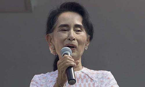 B&agrave; Aung San Suu Kyi, l&atilde;nh đạo đảng đối lập Li&ecirc;n minh Quốc gia v&igrave; d&acirc;n chủ (NLD) trong một b&agrave;i ph&aacute;t biểu h&ocirc;m 9/11. Ảnh: AP