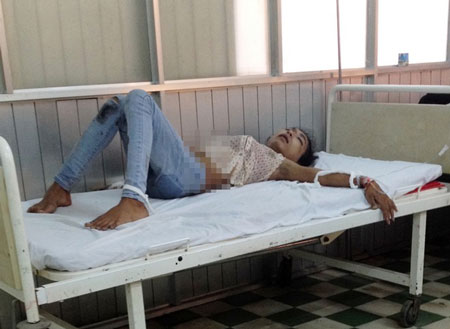 Một người bị thương trong vụ tai nạn đang điều trị tại bệnh viện Ảnh: Việt Tường.