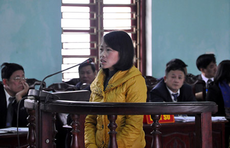 
Giàng Thị Sua, vợ của ông trùm Tàng Keangnam trong phiên xét xử

