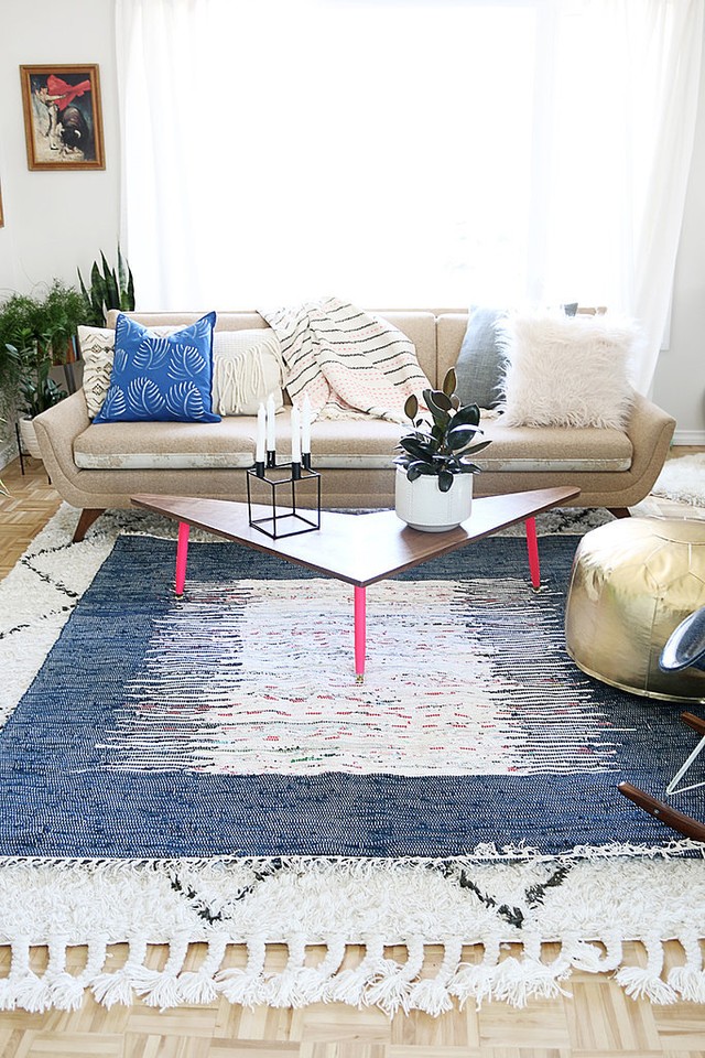 Hãy để ý những chiếc thảm. Chúng sẽ góp phần không nhỏ giúp không gian phòng khách trở nên ấm cúng và đẹp hơn.