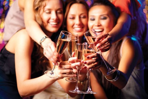Uống rượu khi tuổi còn trẻ, nhất là với phụ nữ, là tác nhân làm cho kinh nguyệt bất thường và tăng nguy cơ mắc bệnh phụ khoa - Ảnh minh họa: Shutterstock