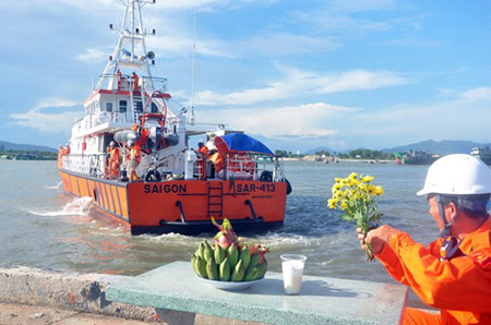 C&aacute;n bộ Trung t&acirc;m phối hợp t&igrave;m kiếm cứu nạn h&agrave;ng hải khu vực 3 chuẩn bị hương, hoa, quả để mọi người viếng hai nạn nh&acirc;n - Ảnh: Đ.H&agrave;