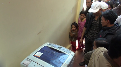 M&aacute;y giặt đặt ngay s&aacute;t tường tạo cơ hội cho kẻ trộm dễ tho&aacute;t th&acirc;n.&nbsp;Ảnh:&nbsp;Việt Dũng.