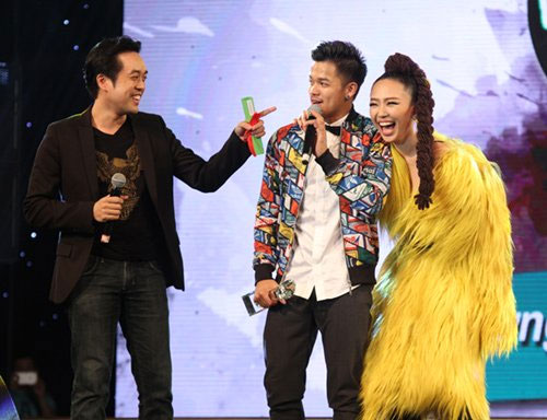 
Nhạc sỹ Dương Khắc Linh và Tóc Tiên bật cười khi Trọng Hiếu buột miệng chửi thề trên sân khấu.

