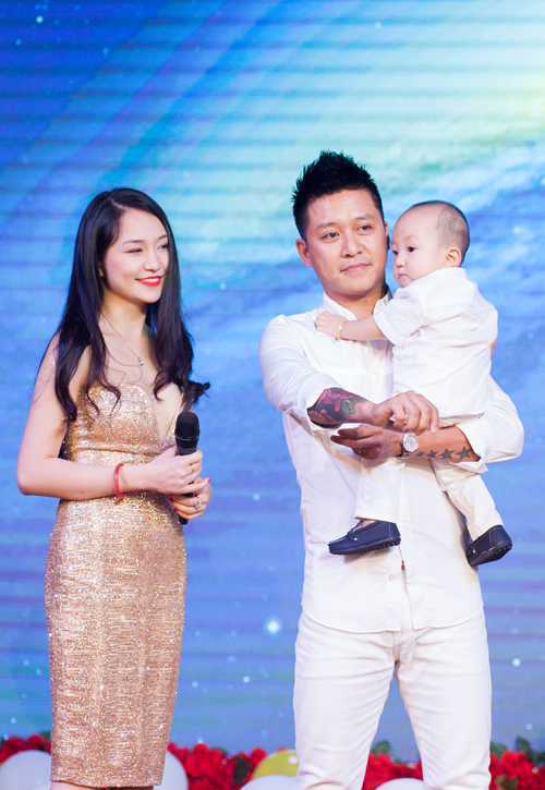 Su Hào mặc cả cây trắng, ton sur ton với ông bố điển trai. Cậu nhóc rất ngoan ngoãn, không hề quấy khóc trong suốt bữa tiệc.