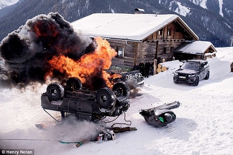 Sau khi đâm xuyên nhà gỗ, máy bay do James Bond điều khiển đã triệt hạ một chiếc siêu xe đang trên đường trốn chạy, chiếc xe hơi liền ngập chìm trong lửa. Đối với những bộ phim hành động, số lượng siêu xe bị phá hủy sau những cảnh quay nguy hiểm luôn “ngốn” một khoản kinh phí lớn.
