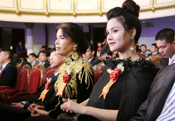 Hôm qua (25/11), cựu siêu mẫu và mẹ ruột - bà Đặng Phương Lan đã bay ra Hà Nội để tham gia lễ trao giải thưởng Thương hiệu vàng 2015.
