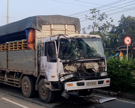 Còn chiếc xe tải vỡ nát phần đầu