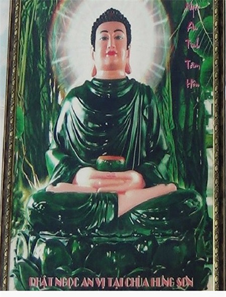 Ngoài hình dáng bên ngoài, bức tượng nhìn rất giống tượng Phật bằng ngọc thì câu ghi chú dưới bức ảnh Phật ngọc an vị tại chùa Hưng Sơn càng làm cho nhiều người nhầm tưởng.