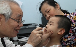 Khi có dấu hiệu viêm mũi, cần đưa trẻ đến khám tại cơ sở y tế.