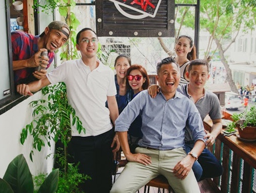 Vợ chồng Tăng Thanh Hà cùng những người bạn thân rất vui mừng khi biết Phạm Anh Khoa lên chức ông chủ.