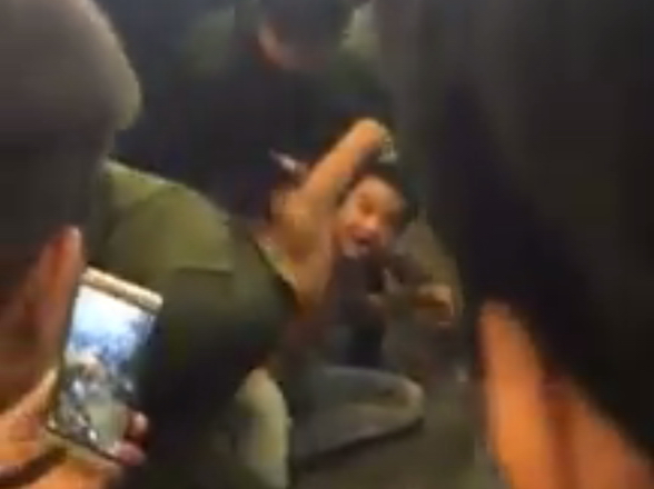 
Hình ảnh người thanh niên có biểu hiện ngáo đá la hét tại sân bay.
