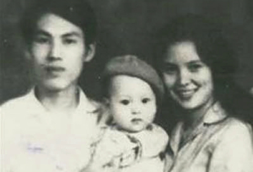 
Từ trái qua: Cố nhà thơ Lưu Quang Vũ cùng con trai Lưu Minh Vũ và người vợ đầu - NSƯT Tố Uyên.
