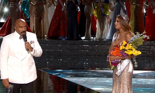 Steve Harvey v&agrave; gi&acirc;y ph&uacute;t bẽ b&agrave;ng tr&ecirc;n s&acirc;n khấu HHHV 2015