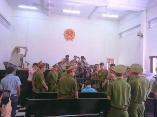 
Bị cáo Minh trong vòng vây báo chí. Ảnh CTV
