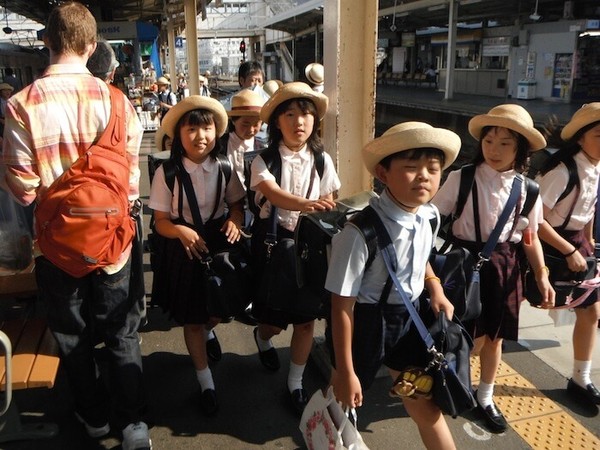
Trẻ em ở Nhật Bản được dạy về văn hóa hỗ trợ nhau từ rất sớm.
