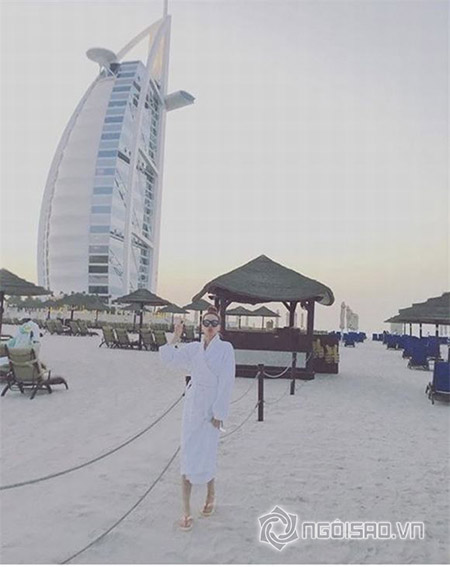 
Hồ Ngọc Hà tạo dáng gần khách sạn Burj Al Arab. Nơi đây được mệnh danh là một trong những khách sạn xa xỉ nhất thế giới.
