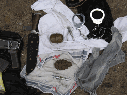 
Súng tiểu liên và lựu đạn thu được trên xe ô tô của băng cướp
