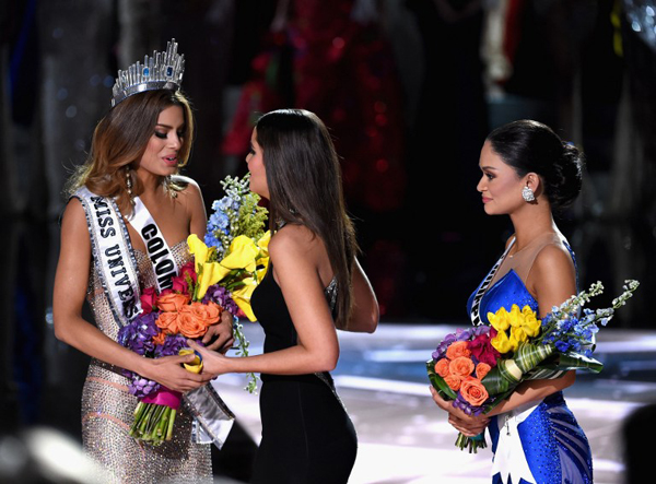 Khi đó Hoa hậu Colombia cũng rất sốc. Cô đã đội vương miện Hoa hậu Hoàn vũ, nghẹn ngào trong nước mắt ra vẫy chào khán giả. Miss Universe 2014 - người đồng hương của cô phải ra sân khấu an ủi cô về sự nhầm lẫn này.
