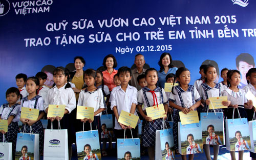 Bà Nguyễn Thị Kim Ngân, Phó chủ tịch Quốc hội nước và đại diện lãnh đạo tỉnh, Quỹ Bảo trợ trẻ em Việt Nam và lãnh đạo Vinamilk trao tặng sữa cho các em học sinh tỉnh Bến Tre. 