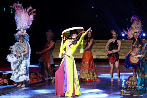 Lan Khuê trong phần thi Dance of The World. Dù hai lần được chọn nhưng phần trình diễn của cô vẫn bị hủy vào phút cuối - Ảnh: Miss World