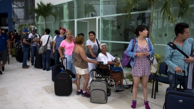 Du khách chờ sơ tán ở vùng duyên hải Puerto Vallarta, Mexico - Ảnh: AP