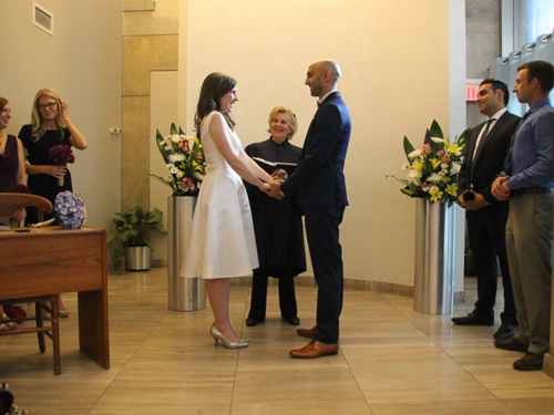 Samantha Jackson và Farzin Yousefian tổ chức lễ cưới đơn giản tại tòa thị chính Toronto đầu tháng 10. Ảnh: ABC News