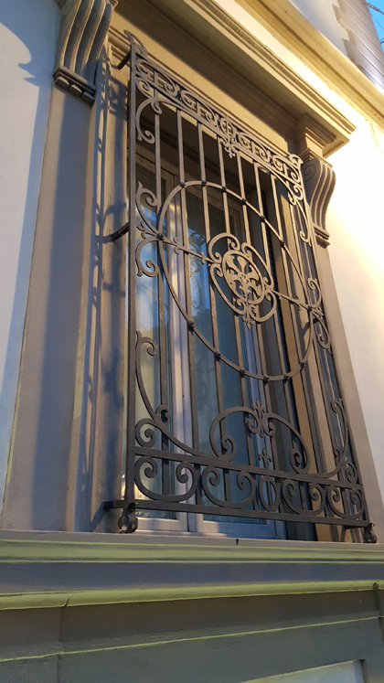 Song sắt bảo vệ đảm bảo an to&agrave;n hơn cho gia đ&igrave;nh. Ảnh:&nbsp;Thanh Truyền.