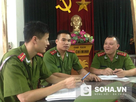 Đại úy Giang (ngoài cùng bên phải) và hai chiến sỹ cảnh sát Công an phường Điện Biên đang kể lại sự việc.