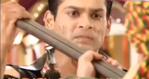 
Shiv nhanh tay cướp lại họng súng và hướng lên trần nhà, cứu nguy cho Anandi.
