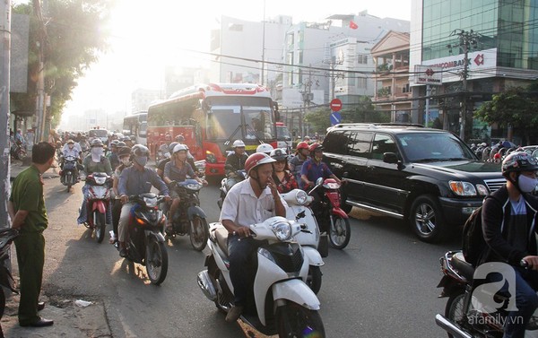 Giao thông qua khu vực tai nạn trở nên ùn ứ.