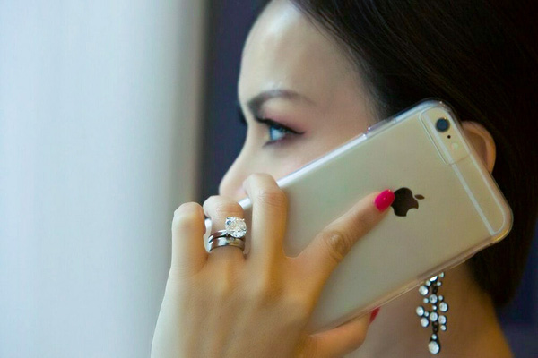 Được biết, chiếc nhẫn của nữ diễn viên – ca sĩ, nhà sản xuất Việt Nam trị giá 1 triệu USD và chỉ có 2 viên kim cương thế này trên toàn thế giới.