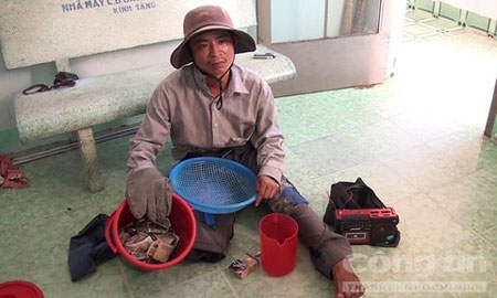 Lượm giả cụt chân để xin tiền người dân - Ảnh: Lê Huân