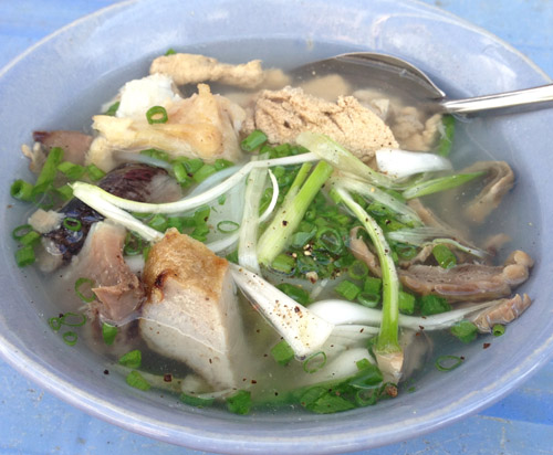 Các quán bánh canh ngon ở Nha Trang ở đường Yersin, Bà Triệu, Ngô Gia Tự, Phan Chu Trinh... với giá 10.000-15.000 đồng một tô.