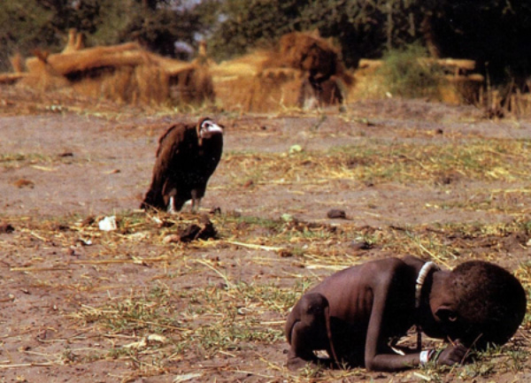 H&igrave;nh ảnh của c&ocirc; b&eacute; 4 tuổi khiến nhiều người li&ecirc;n tưởng đến bức ảnh kền kền chờ ăn thịt trẻ em nổi tiếng tr&ecirc;n to&agrave;n thế giới.