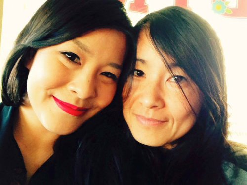 Chị Meggy (b&ecirc;n tr&aacute;i) v&agrave; mẹ hiện tại. Ảnh: Facebook.