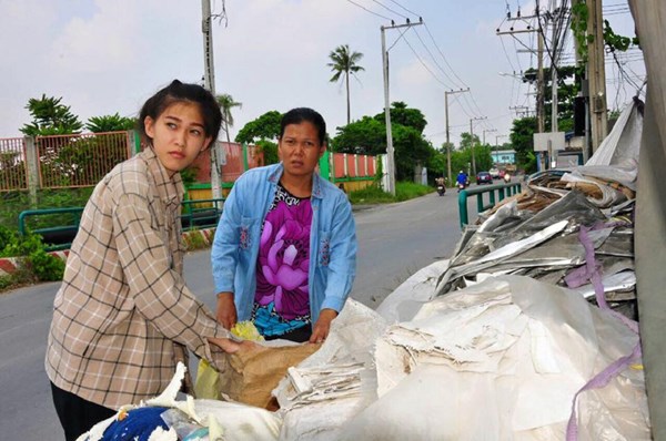 Hiện cô vẫn phụ giúp mẹ công việc mỗi khi rảnh rỗi - Ảnh: FB cuộc thi