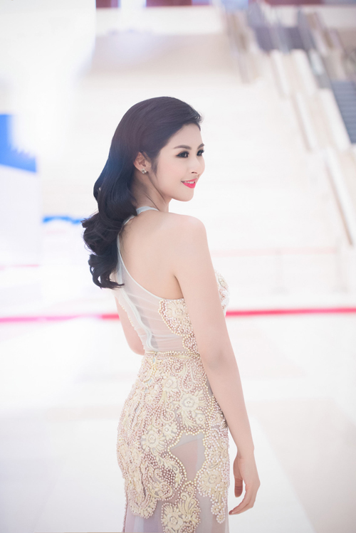 Bộ cánh voan mỏng manh, tôn lên đường cong gợi cảm của Hoa hậu Việt Nam 2010.