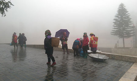 Sa Pa rét lạnh và sương mù giăng kín, đứng cách ra nhau vài mét đã không nhìn rõ - Ảnh: Hồng Thảo