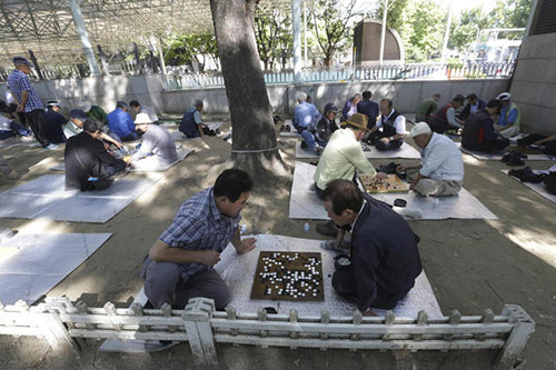 [Caption]oto, elderly people play Go or baduk, a traditional board game, at Jongmyo park in Seoul, South Korea. The park had been the main hotspot for elderly prostitutes, dubbed Bacchus ladies after the popular energy drink that they have traditionally sold. After widespread police crackdowns this spring that resulted in 33 arrests, elderly prostitutes at Jongmyo park have disappeared. But some still troll for men near the Piccadilly theater, which is close to Jongmyo park. (Ahn Young-joon, Associated Press)