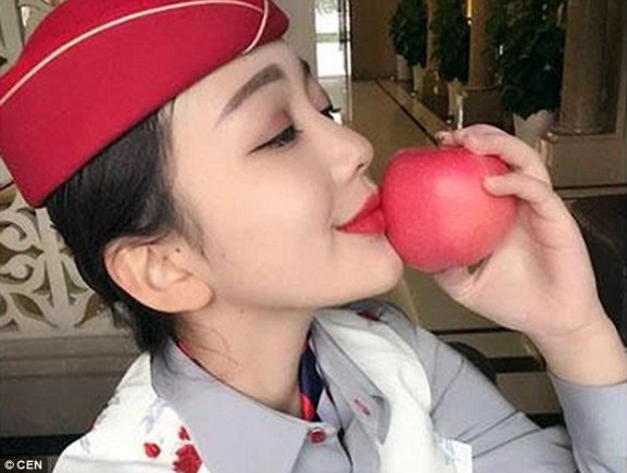 Nữ tiếp viên làm duyên với trái táo