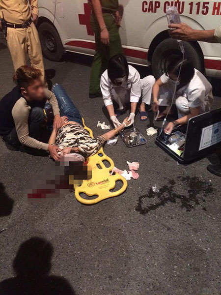 Các nhân viên y tế sơ cấp cứu trước khi chuyển nạn nhân vào bệnh viện. (Ảnh: Beatvn)