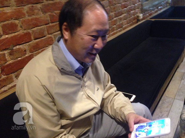 Ông Lê Đức Lưu đang chia sẻ với phóng viên về câu chuyện để quên chiếc điện thoại