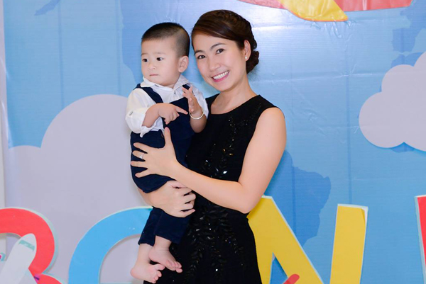 Trong ngày bước sang tuổi mới, Bòn Bon được mẹ cho diện trang phục bảnh bao. Cậu bé ngoan ngoãn trong vòng tay mẹ, chứ không quấy khóc.