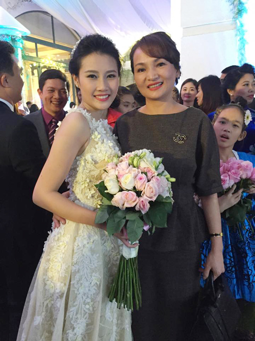 Đến dự ngày vui của top 5 Hoa hậu Việt Nam 2014 còn có mẹ của Hoa hậu Kỳ Duyên.