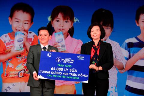 Vinamilk va quy sua vuon cao den voi tre em Lam Dong